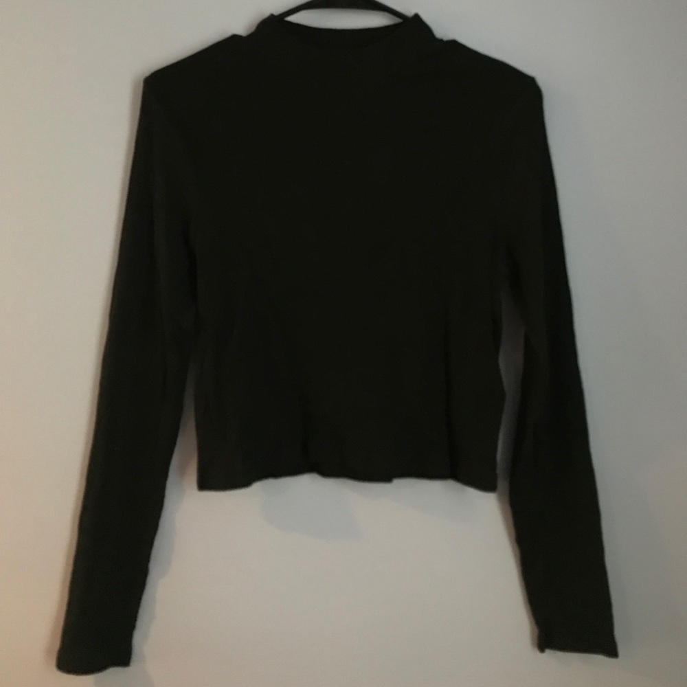 Black long sleeve crop top